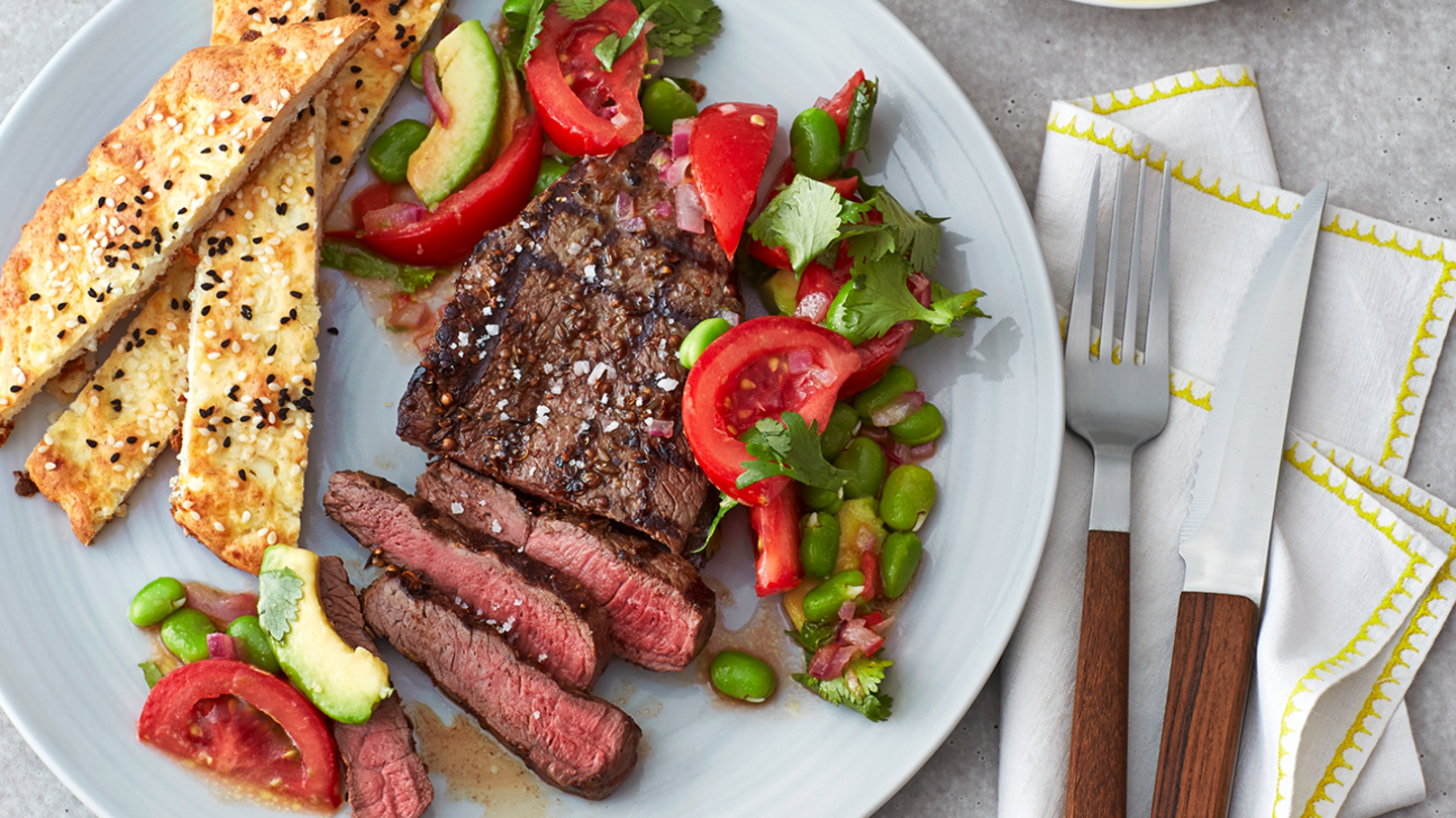 Pfannengegrillte Hüftsteaks mit Tomaten-Bohnen-Salat Rezept
