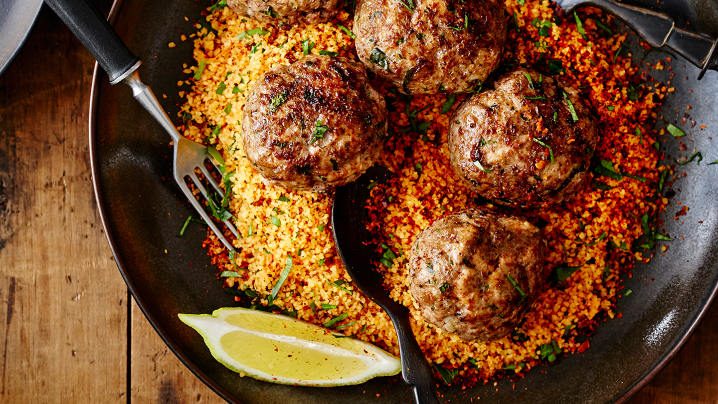 Mandel-Frikadellen mit Tomaten-Bulgur Rezept - [ESSEN UND TRINKEN]