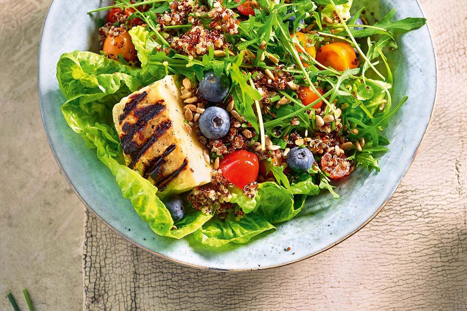 Quinoasalat mit gegrilltem Halloumi