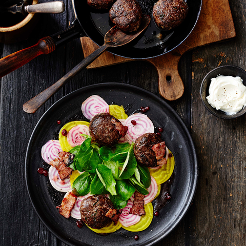 Wild-Frikadellen mit Bete-Gemüse und Feldsalat