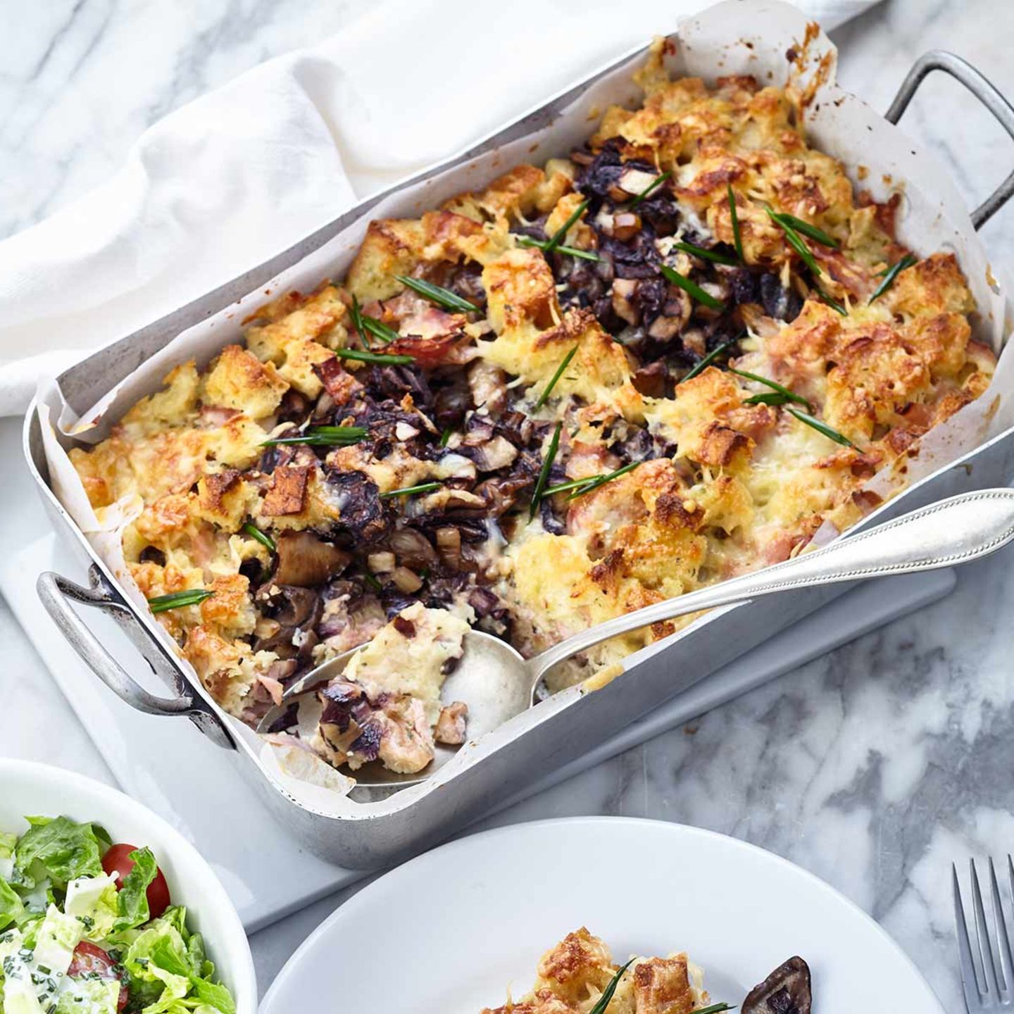 Herzhafter Brotpudding mit Pilzen und Radicchio