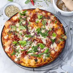 Kartoffel-Pizza mit Pancetta, Zwiebel und Fenchelsaat