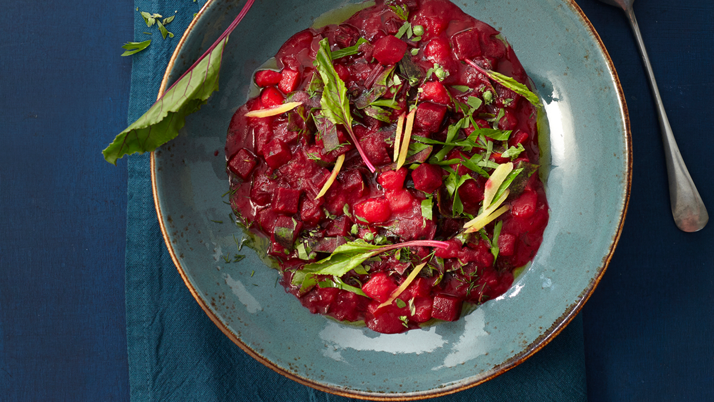 Kartoffelborschtsch mit Rote-Bete-Grün Rezept