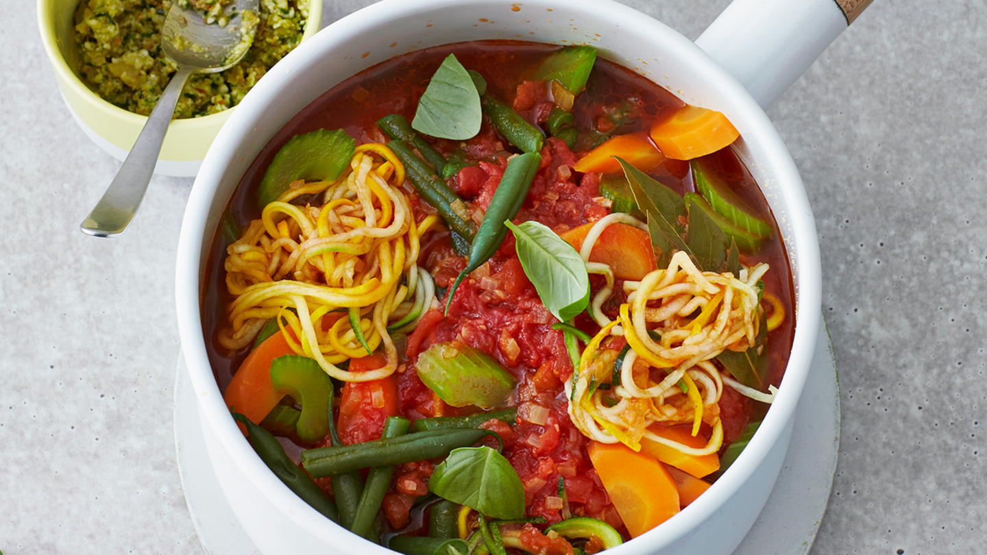 Minestrone mit Zucchininudeln und Oliven-Pesto Rezept