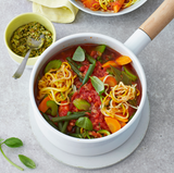 Minestrone mit Zucchininudeln und Oliven-Pesto
