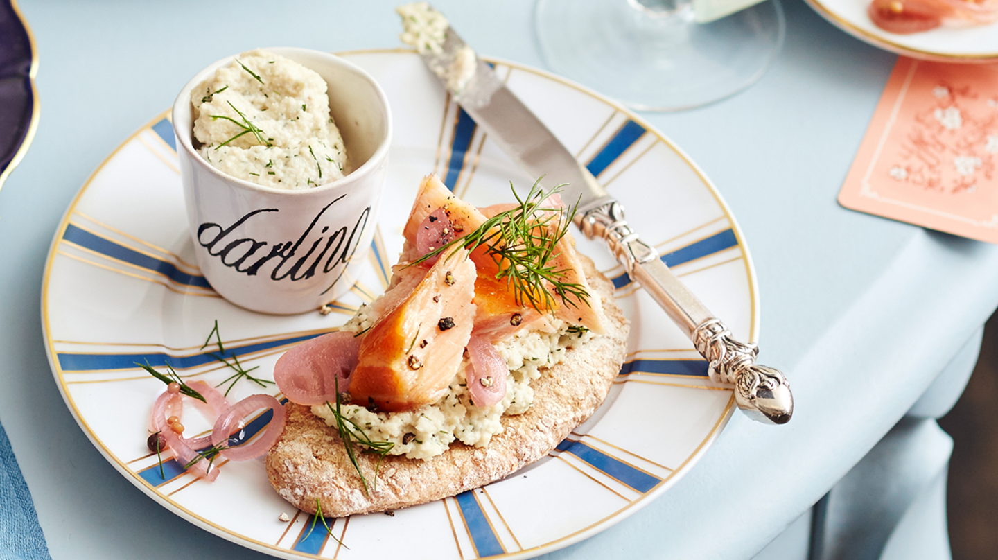 Lachs auf Sauerteigfladen mit Haselnuss-Dill-Creme Rezept