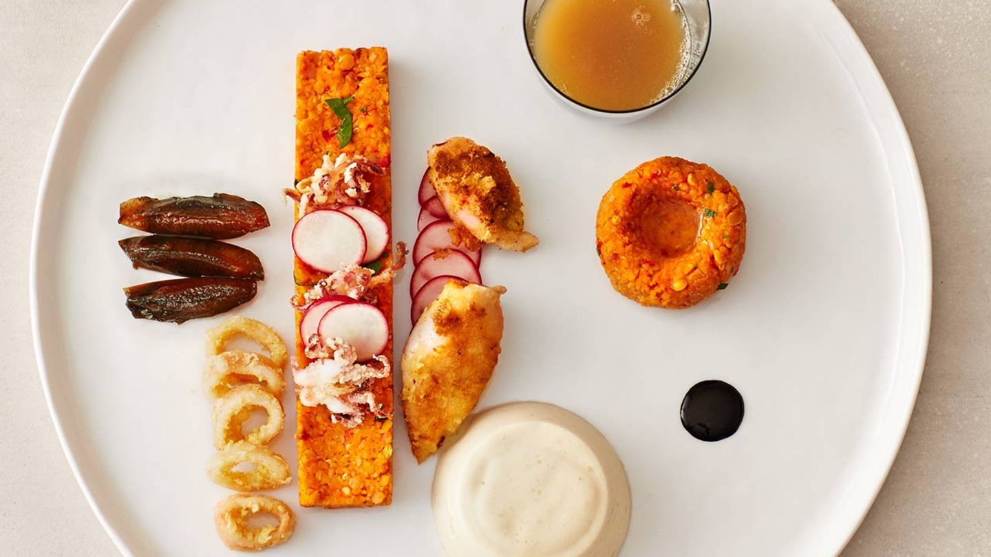 Gebackene Calamari mit Kaffee-Sellerie-Saft und marinierten Zwetschgen Rezept