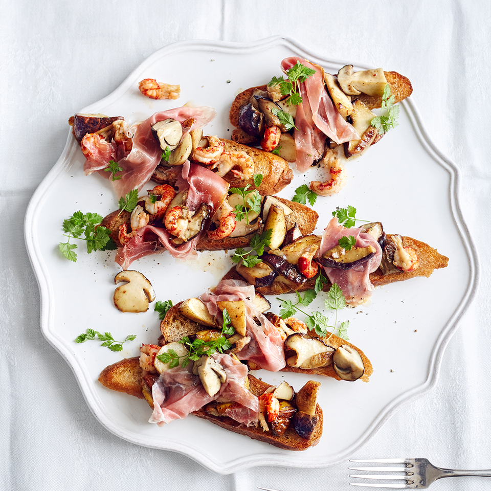 Steinpilz-Crostini mit Flusskrebsen und Schinken