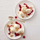 Joghurt-Mousse mit Weihnachtskrokant