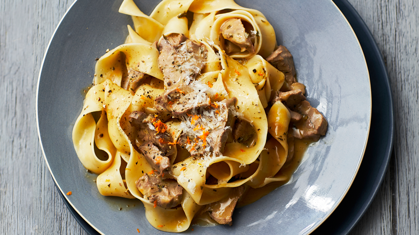 Geräuchertes Kalbshaxenragout mit Bandnudeln Rezept