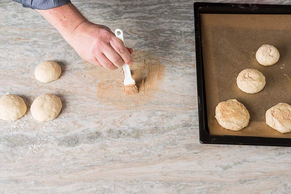 Teiglinge für Kieler Brötchen auf Backblech