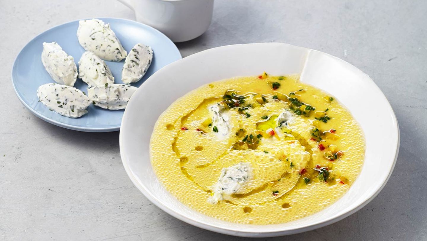 Gelber Gazpacho mit Basilikumnocken Rezept