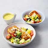 Melonensalat mit Joghurt-Dressing und Halloumi
