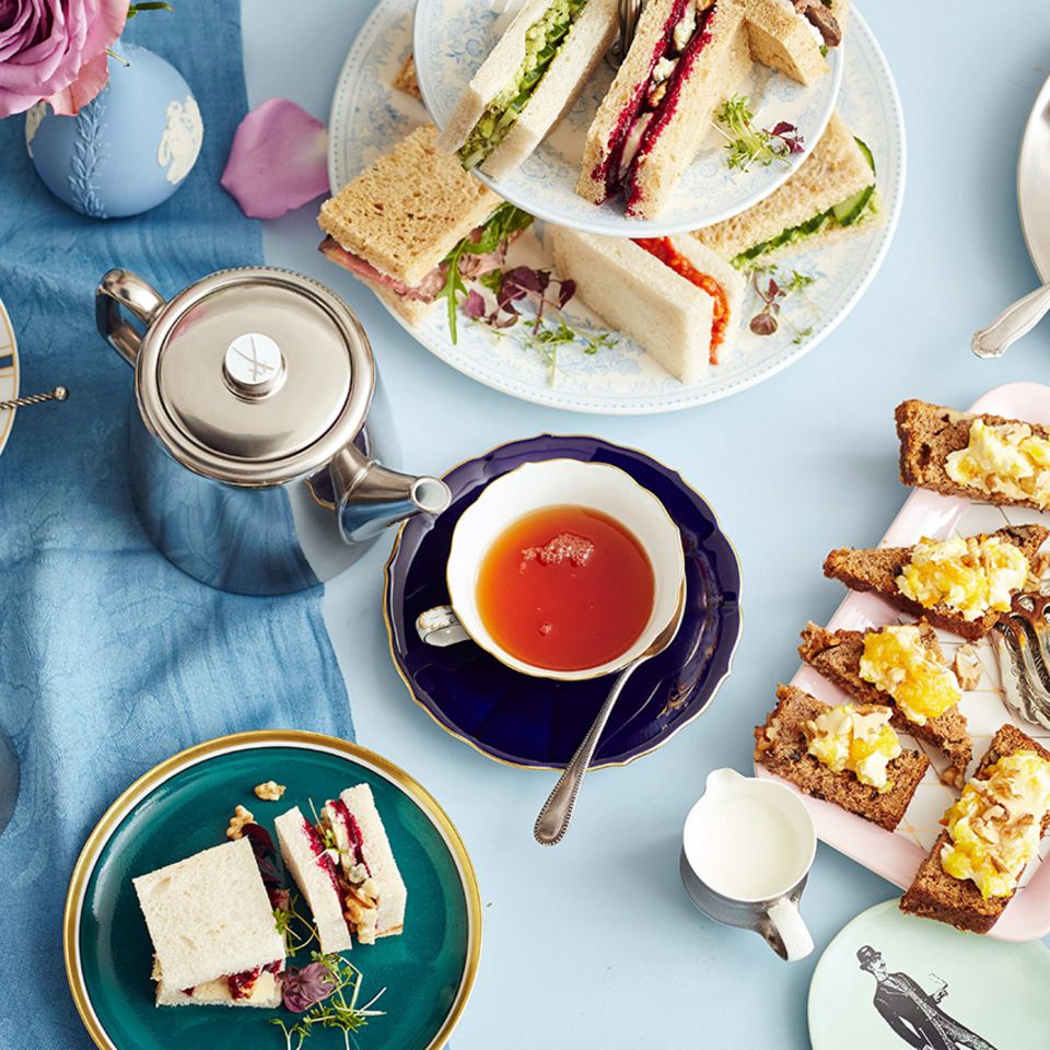 Englische Tea Time gedeckter Tisch mit Tee, Scones, Sandwiches