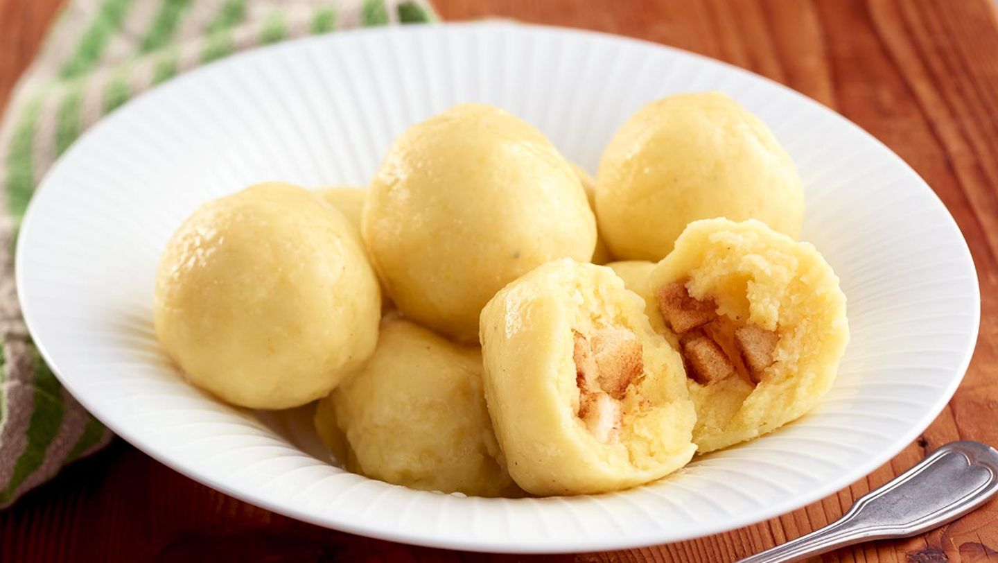 Kartoffelknödel mit knuspriger Brotwürfelfüllung Rezept