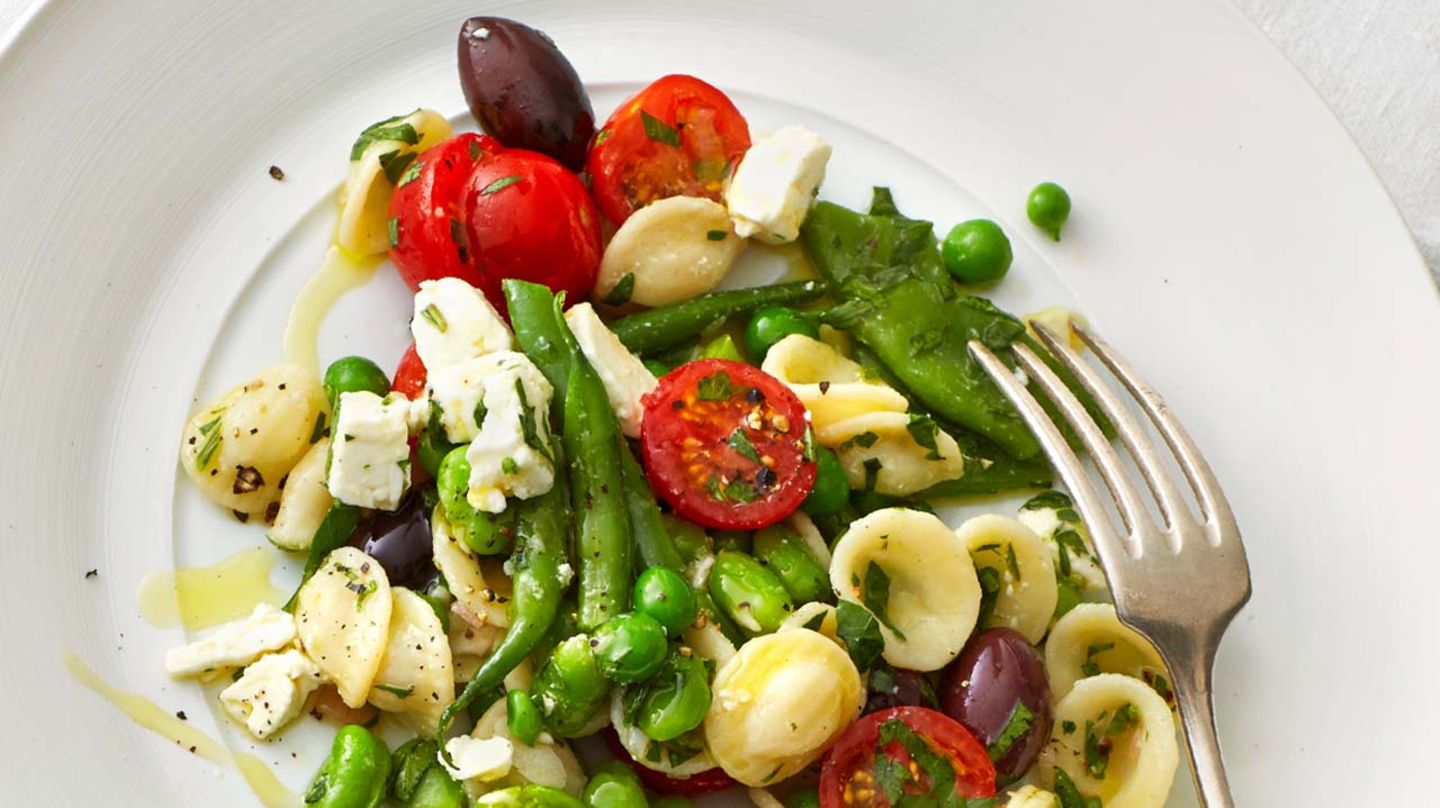 Mediterraner Nudelsalat mit frischen Erbsen Rezept