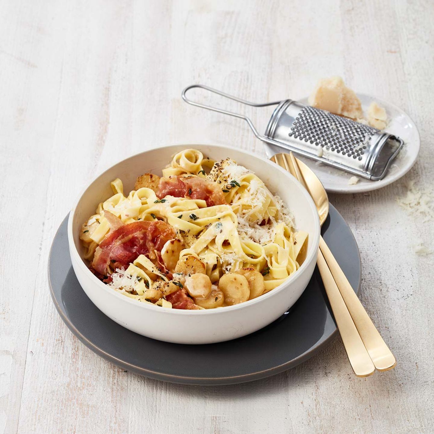 Cremige Tagliatelle mit Pastinaken und Pancetta