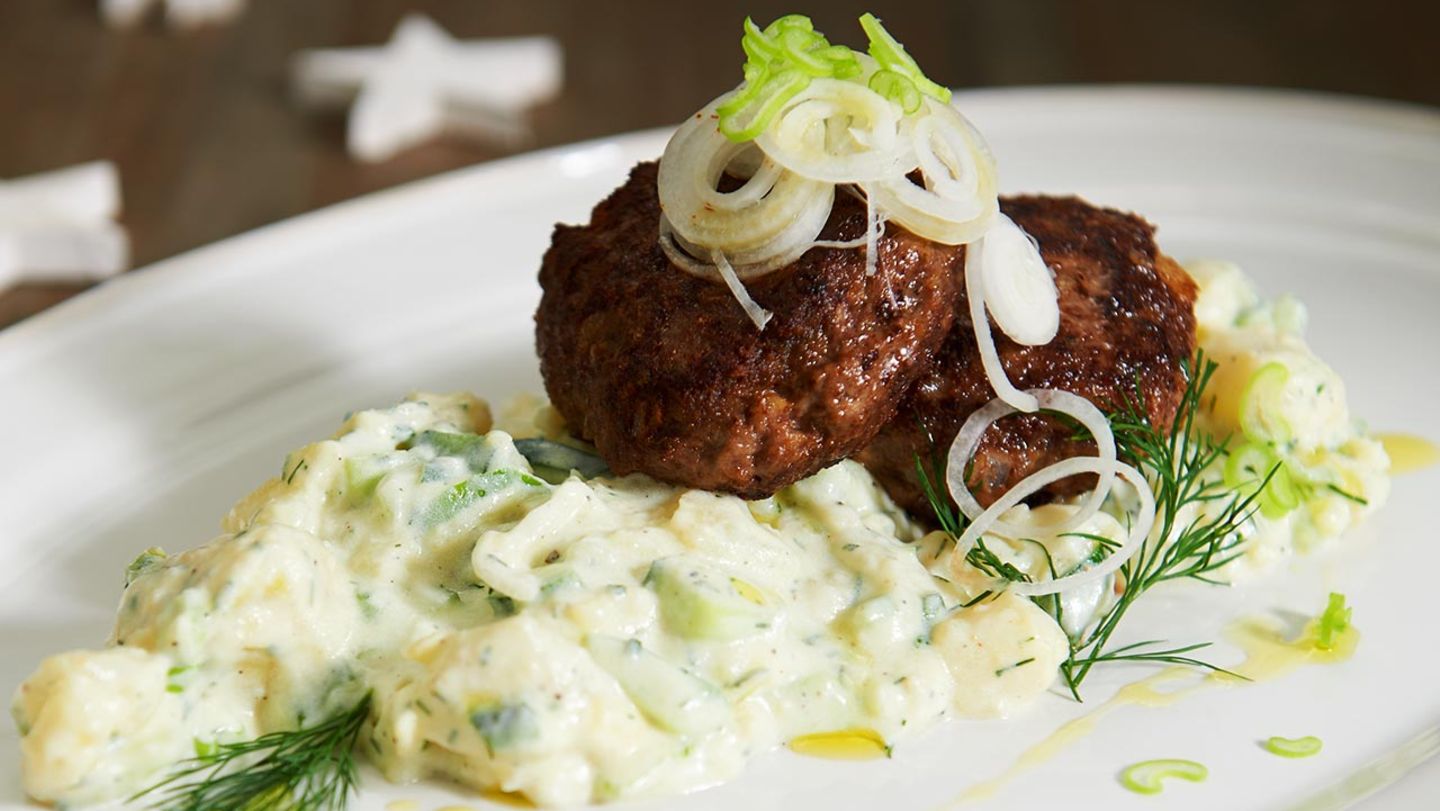 Rinderbuletten mit Kartoffel-Zaziki-Salat Rezept