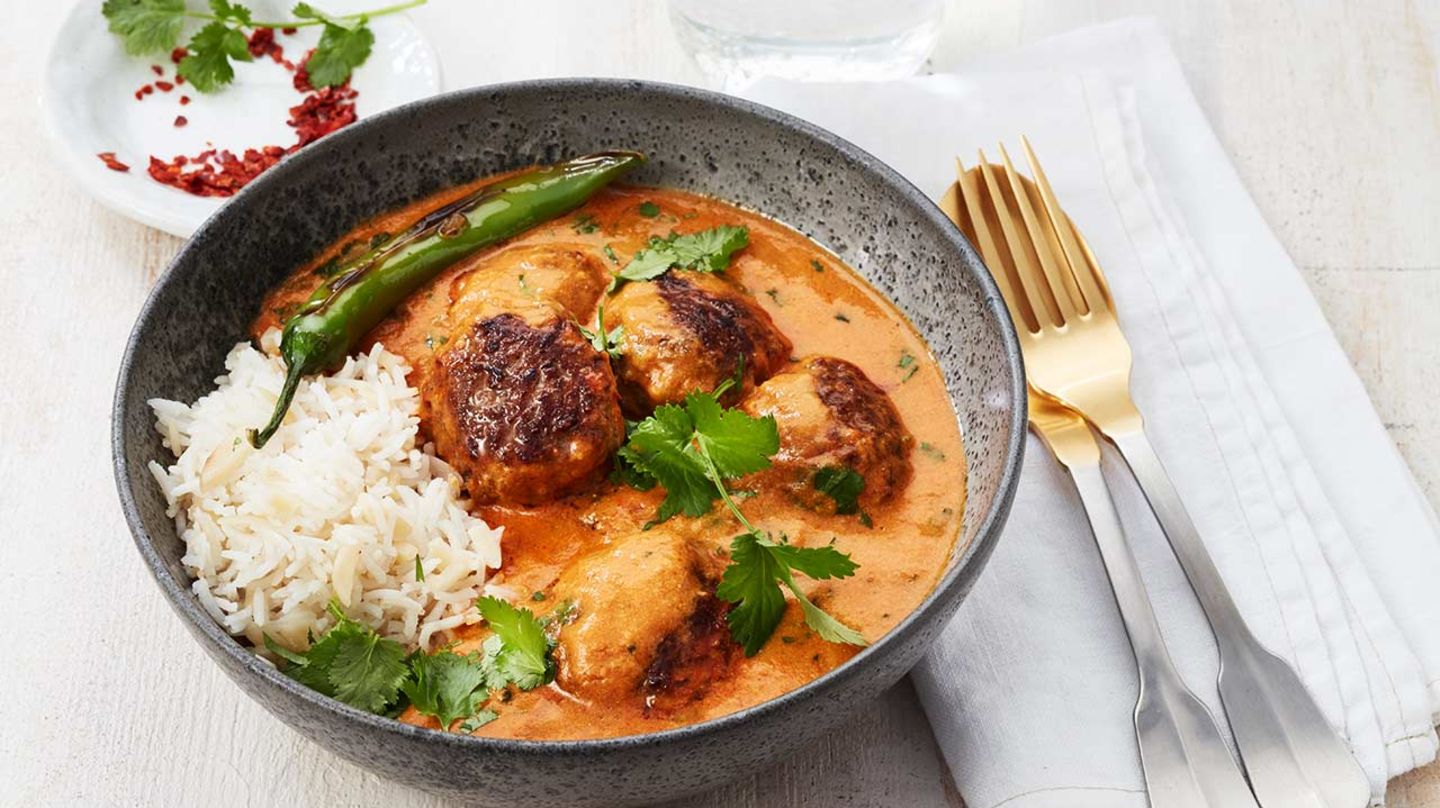 Kofte Mit Indischer Currysauce Chili Reis Und Koriander Rezept Essen Und Trinken