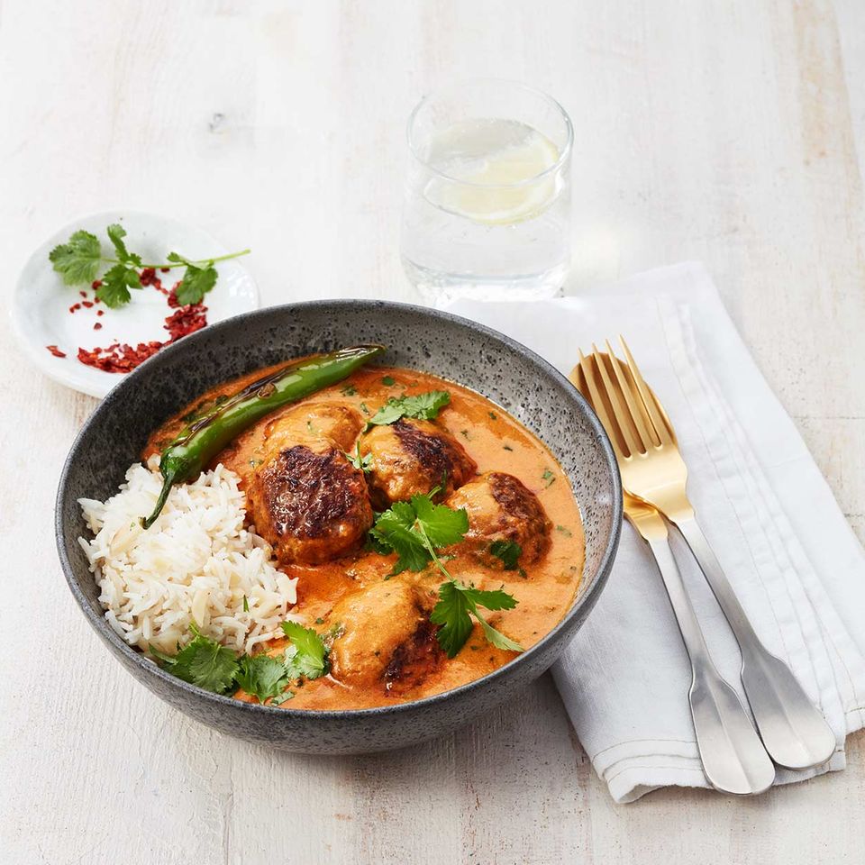 Köfte mit indischer Currysauce, Chili, Reis und Koriander