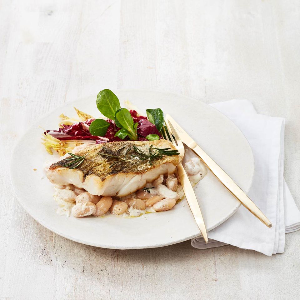 Kabeljaufilet auf weißen Bohnen mit Wintersalat