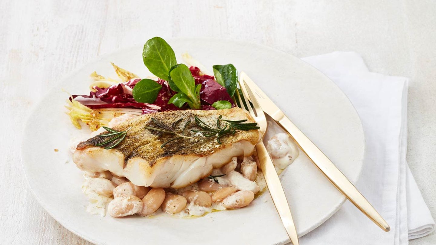 Kabeljaufilet auf weißen Bohnen mit Wintersalat Rezept