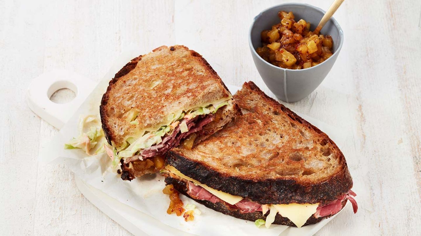 Pastrami-Stulle mit Krautsalat, Bergkäse und Ananas-Relish
