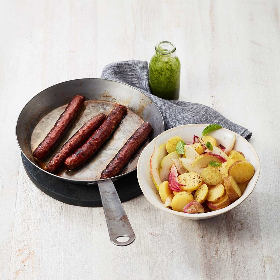 Lammbratwurst mit Kartoffel-Birnen-Salat und Minz-Pesto
