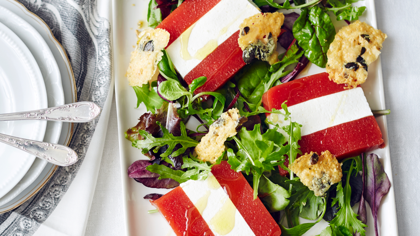 Tomaten-Meerrettich-Terrine mit Käse-Kürbiskern-Crackern Rezept
