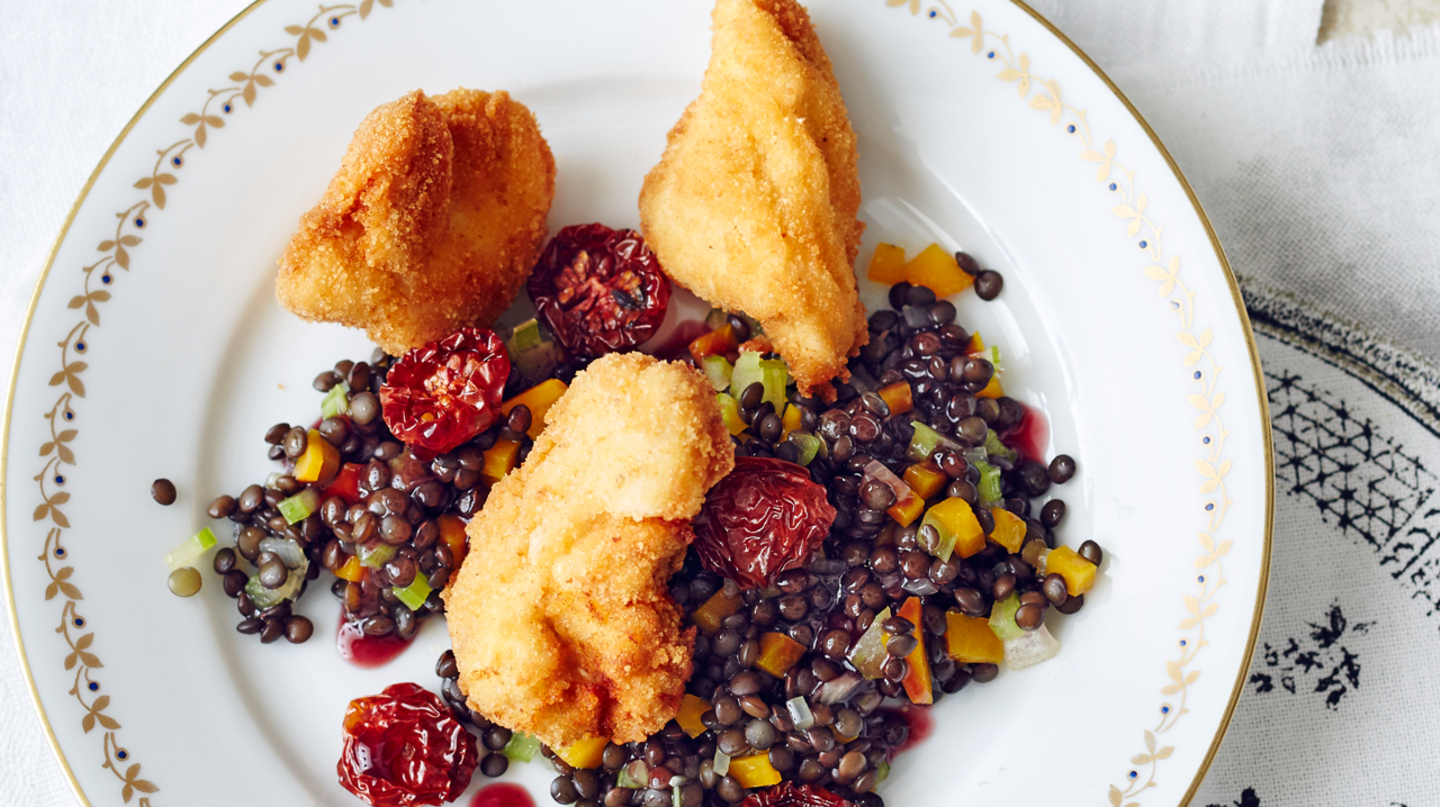 Backhendl mit Linsen und getrockneten Kirschtomaten Rezept