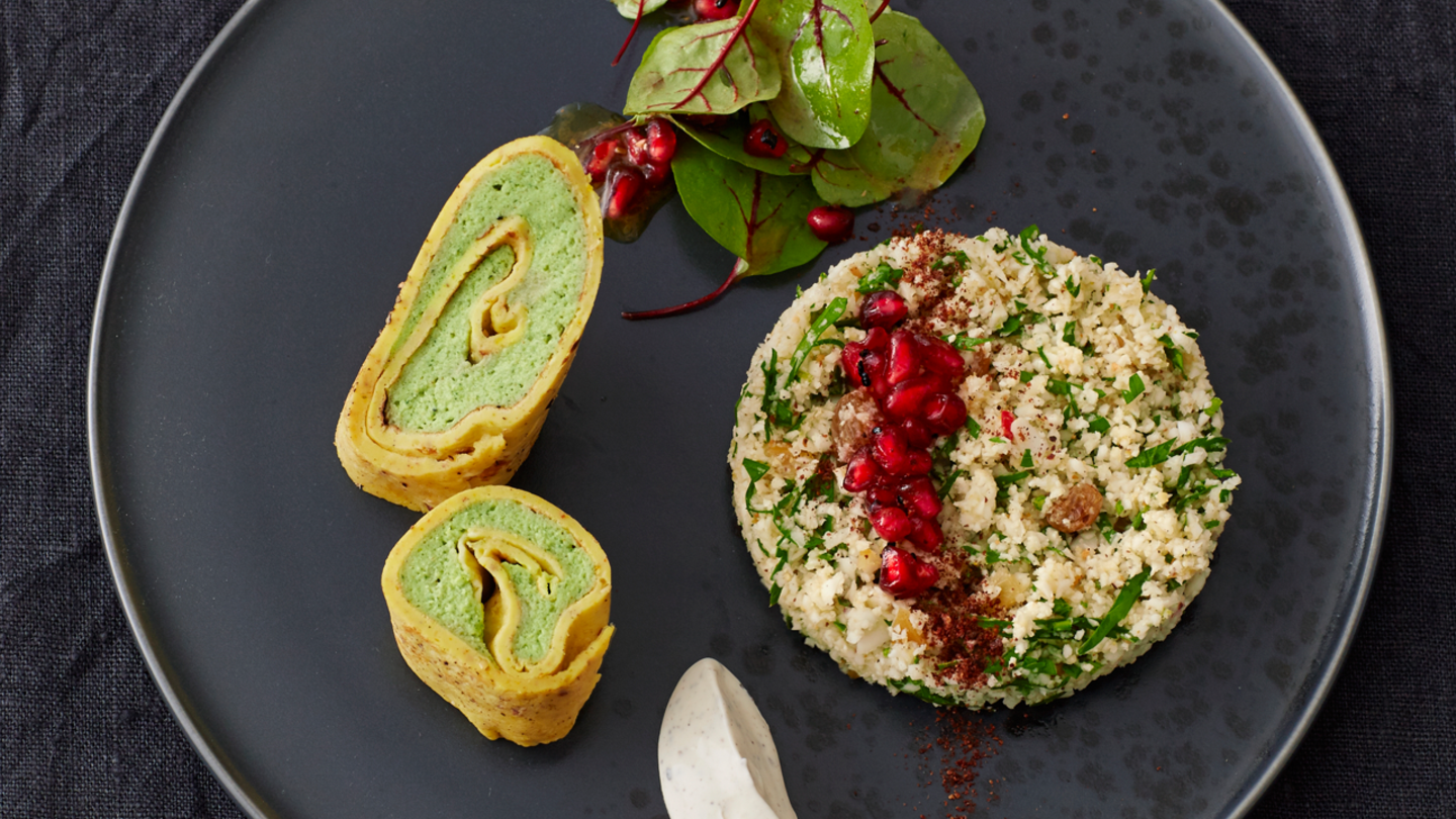 Pfannkuchen mit Erbsen-Spinat-Mousse, Blumenkohl-Taboulé und Blutampfersalat Rezept