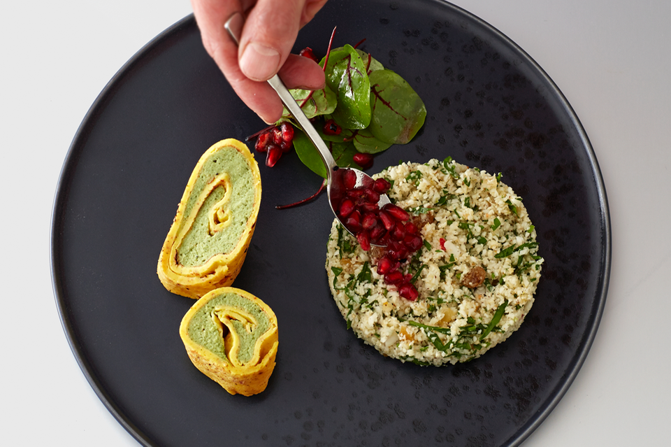 Pfannkuchen mit Erbsen-Spinat-Mousse, Blumenkohl-Taboulé und