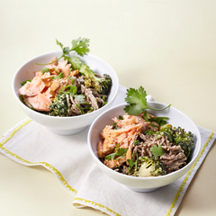 Soba-Bowl mit pochiertem Lachs