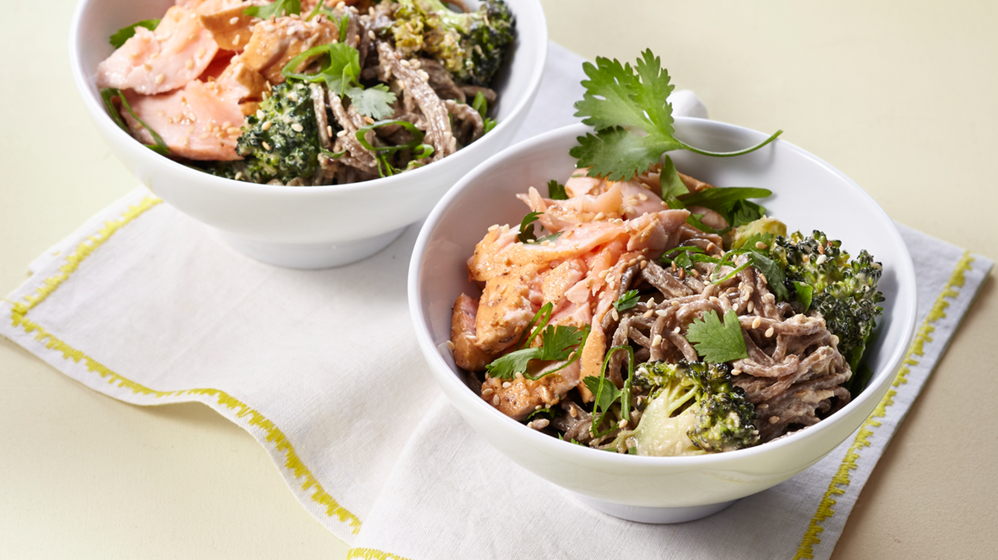 Soba-Bowl mit pochiertem Lachs Rezept