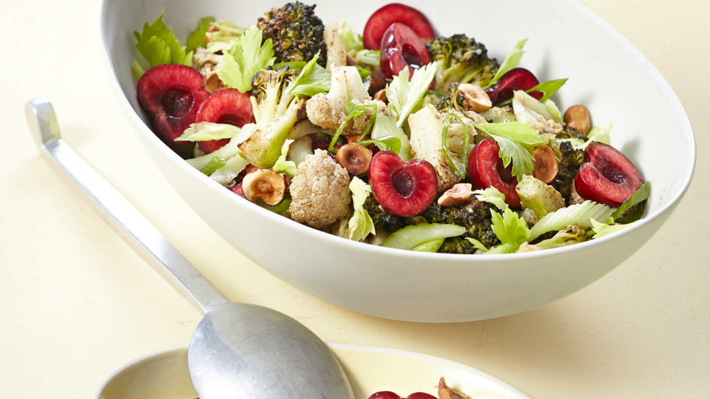 Lauwarmer Blumenkohlsalat mit Kirschen und Garam Masala Rezept