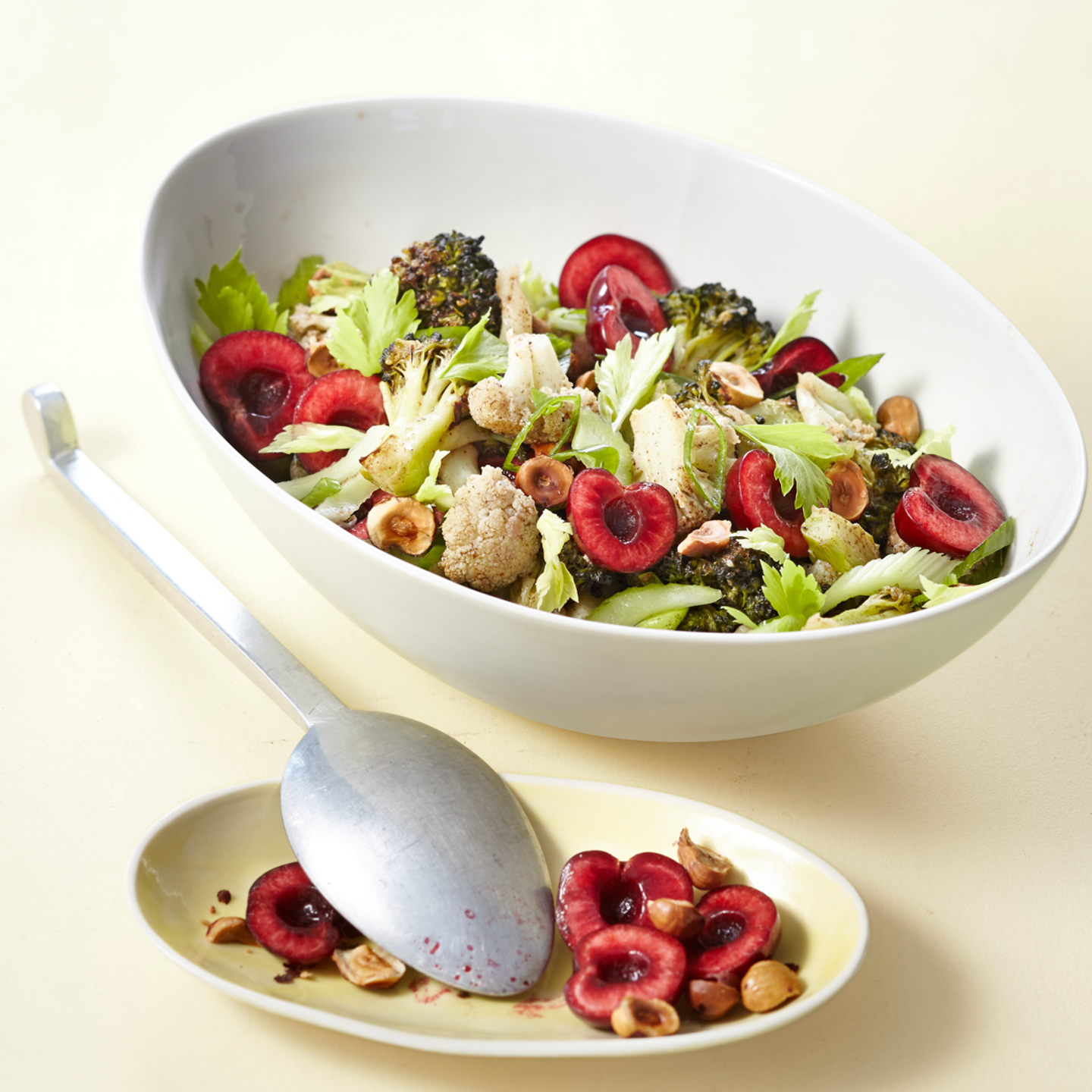 Lauwarmer Blumenkohlsalat mit Kirschen und Garam Masala