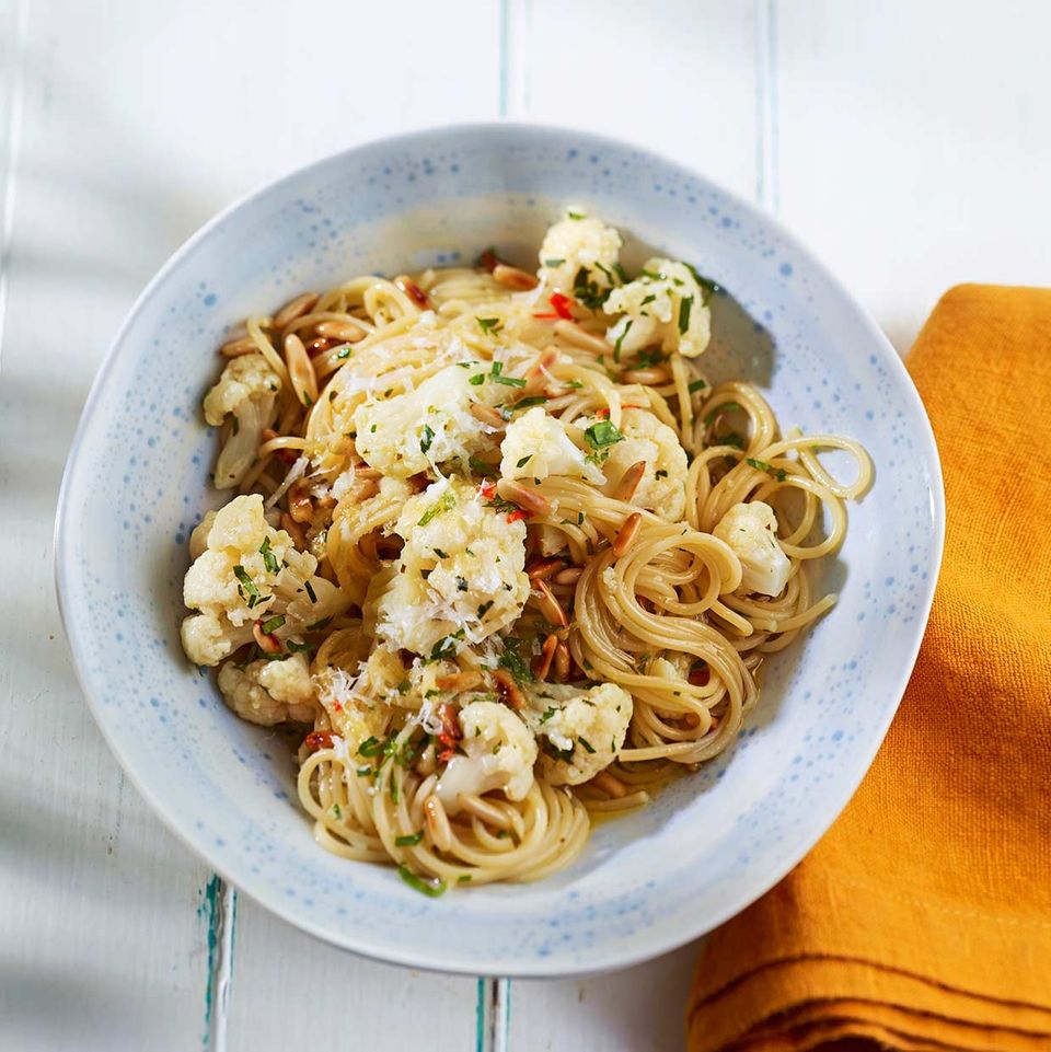 Blumenkohl-Pasta aglio e olio Rezept - [ESSEN UND TRINKEN]