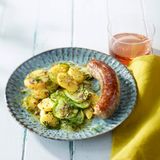 Kartoffel-Zucchini-Salat mit Bratwurst