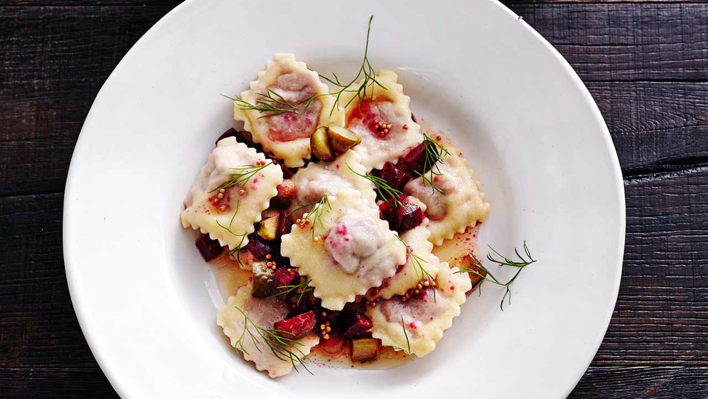 Labskaus in Ravioli mit Rote-Bete-Gewürzgurken-Butter Rezept