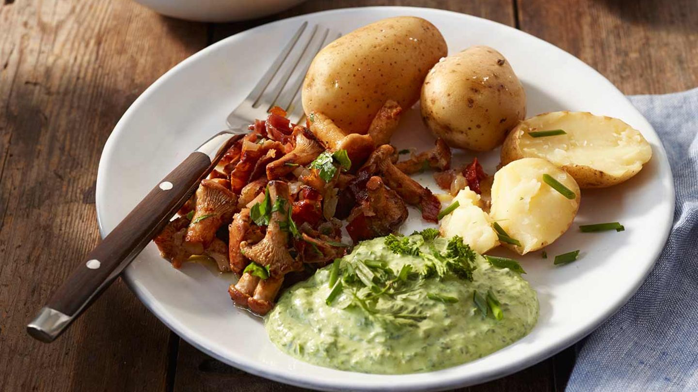 Pellkartoffeln mit Pfifferling-Speck-Stippe und Grüner Sauce