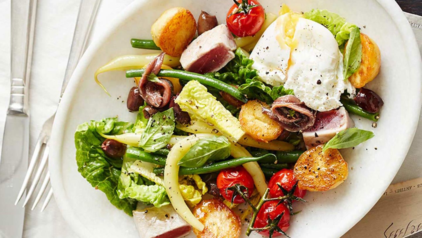 Salade niçoise mit Thunfisch, Bohnen und pochiertem Ei Rezept