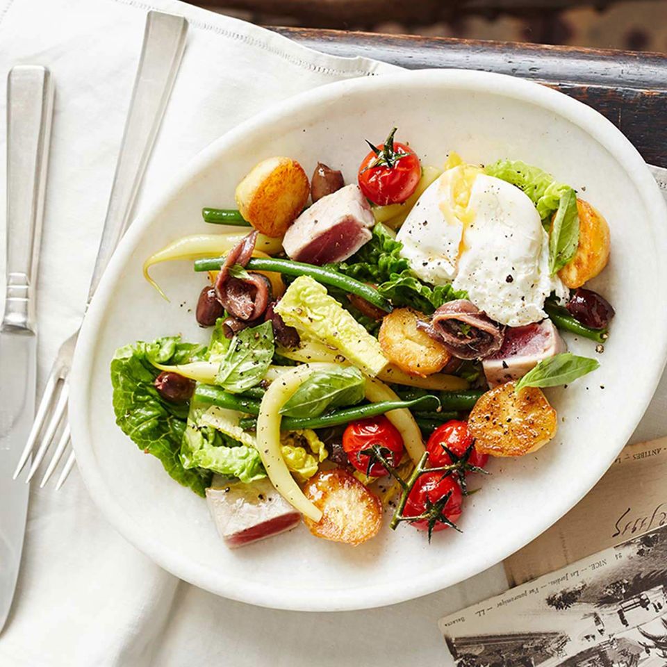 Salade niçoise mit Thunfisch, Bohnen und pochiertem Ei