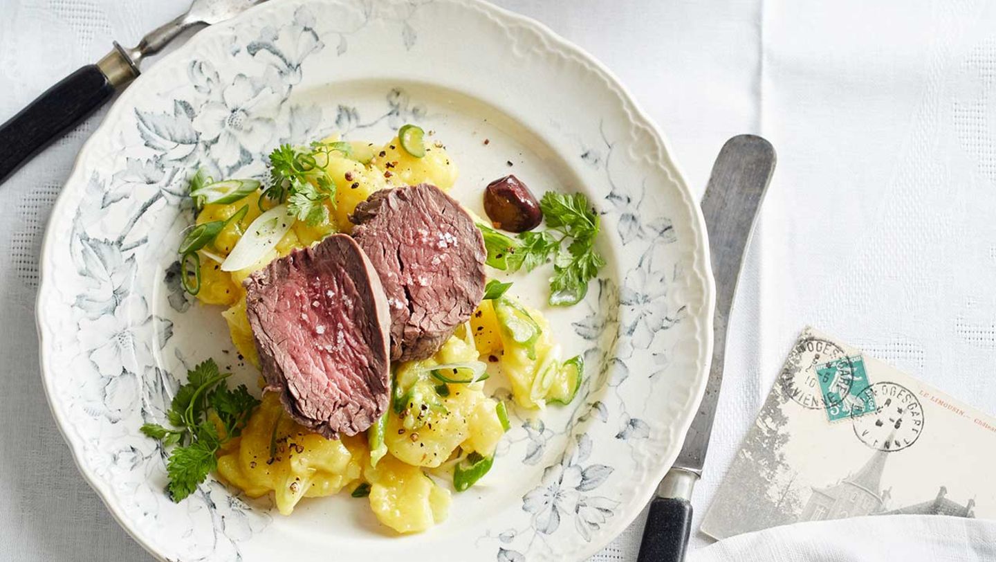 Pochiertes Rinderfilet mit Kartoffelsalat Rezept - [ESSEN UND TRINKEN]