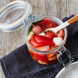 Mixed Pickles mit Radieschen, Spitzpaprika und Kirschtomaten