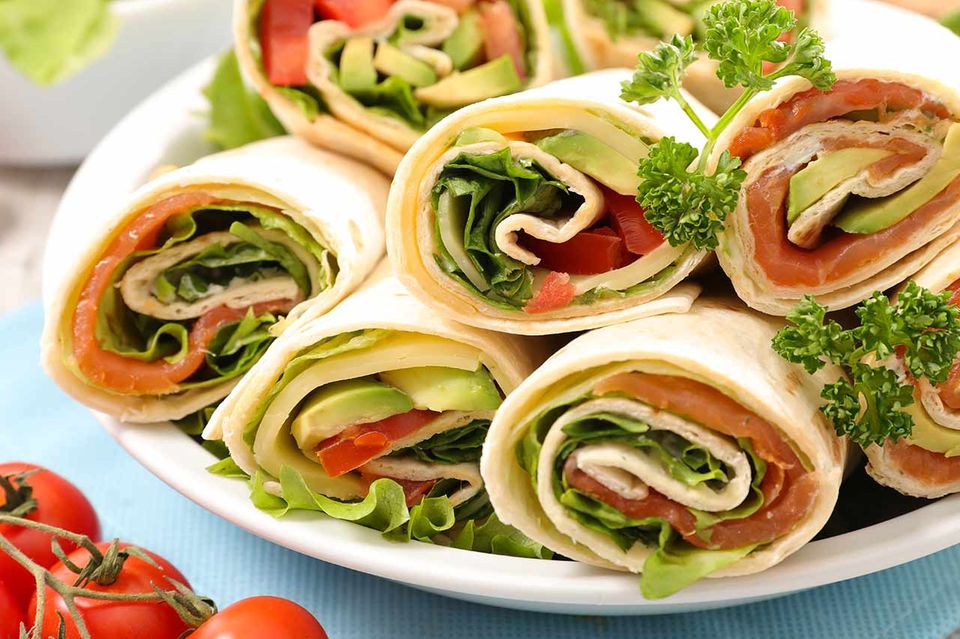 Wraps mit Salat, Gemüse und Schinken