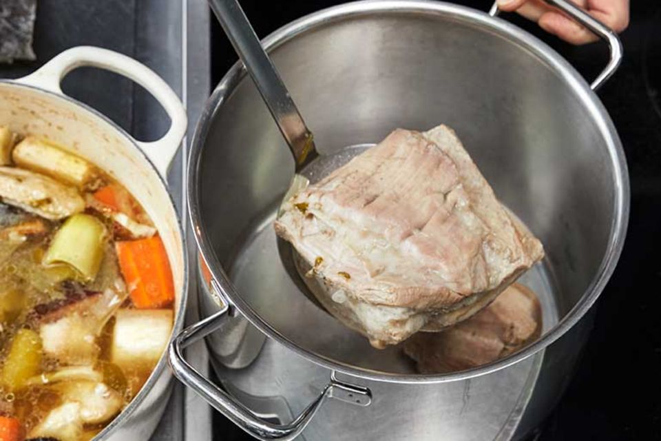 Rezept für Ramen – Schweinebauch aus Brühe nehmen