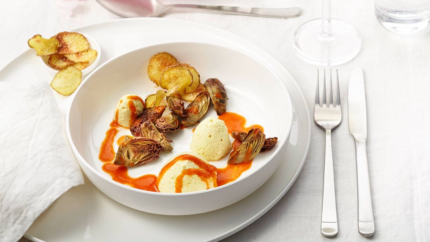 Gewürz-Mousse mit Paprikasauce, Artischocken und Kartoffel-Sesam-Chips Rezept