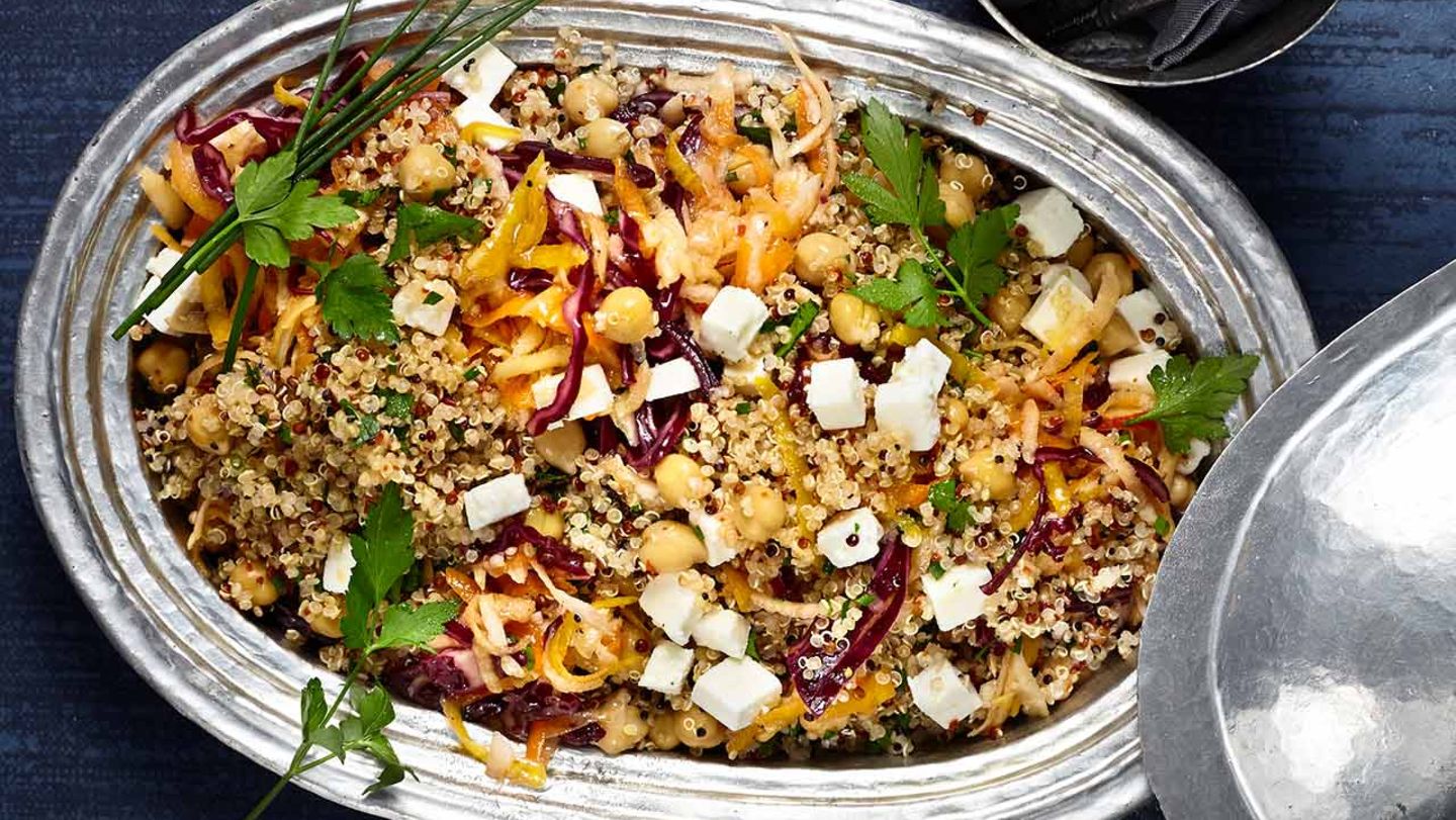 Quinoa-Salat mit Rotkohl und Schafskäse Rezept