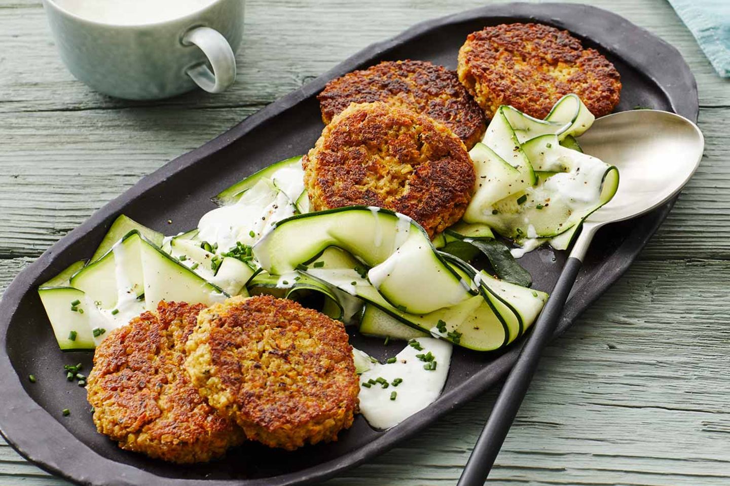 Grunkernfrikadellen Auf Zucchinisalat Thermomix Rezept Essen Und Trinken 
