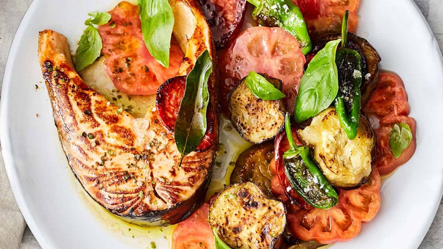 Lachskotelett mit Tomaten, Auberginen und Pimientos Rezept